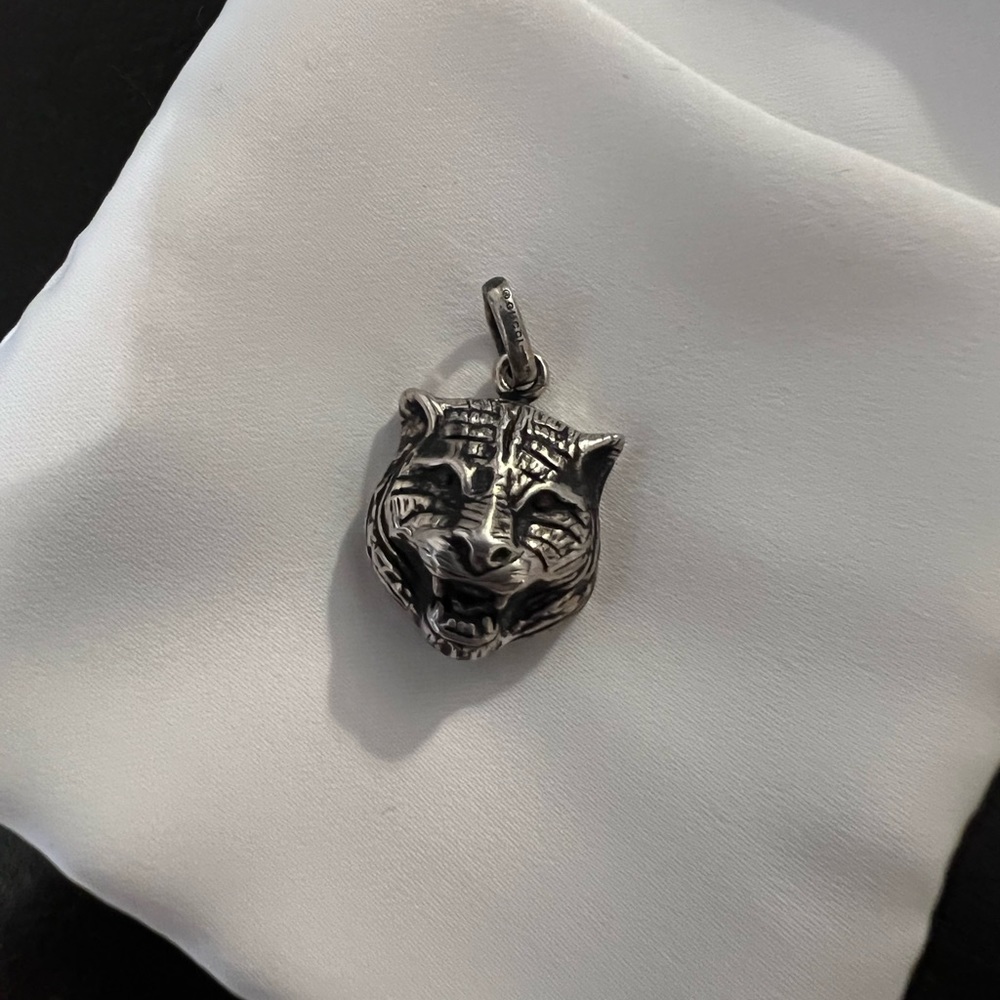 Gucci Feline pendant